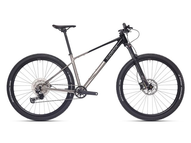 Superior XP 6.1 / Gloss Brush Alu / Black 2026