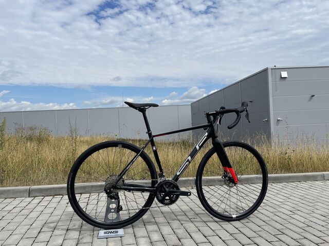 X-ROAD Issue Gloss Black Metallic/Chrome Silver/Team Red 2022 testovací