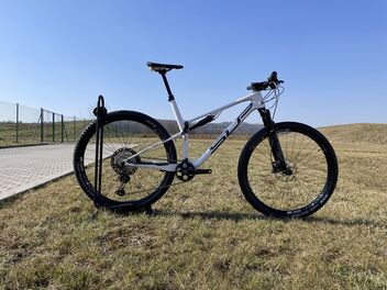 XF 979 RC Gloss White/Hologram Black 2021 předváděcí